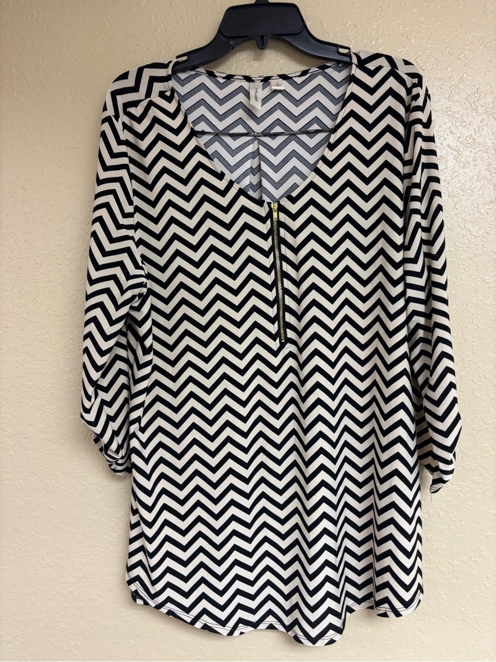 Tacera Black and White Chevron Top